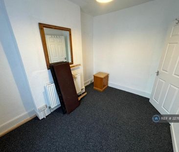 4 bedroom semi-detached house to rent - Photo 2