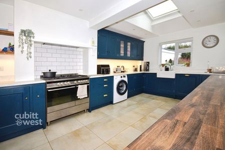 3 bedroom detached house to rent - Photo 5