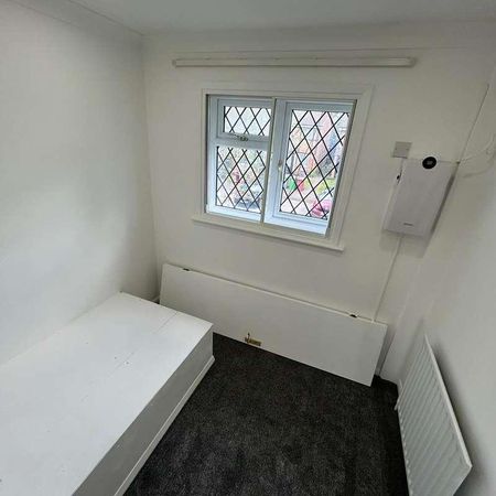 Ingleside Colnbrook, SL3 - Photo 4