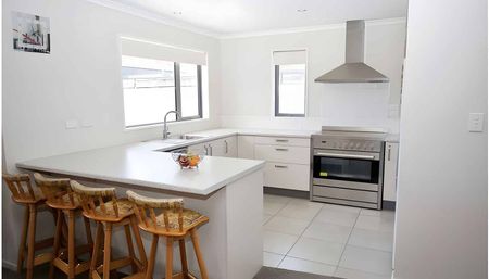 Beautiful 4 Bedroom, 3 Bathroom Home - Photo 2