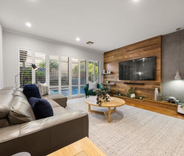Luxurious 5-Bedroom Home in Desirable Iluka Neighborhood - Photo 2
