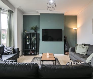 Fantastic 7 Bed House Share in Burley! Room 4 - Photo 5