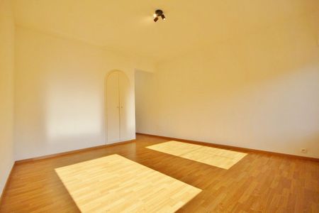 Zeer goed gelegen appartement met 2 slaapkamers en afgesloten garagebox op wandelafstand van het centrum - Photo 3