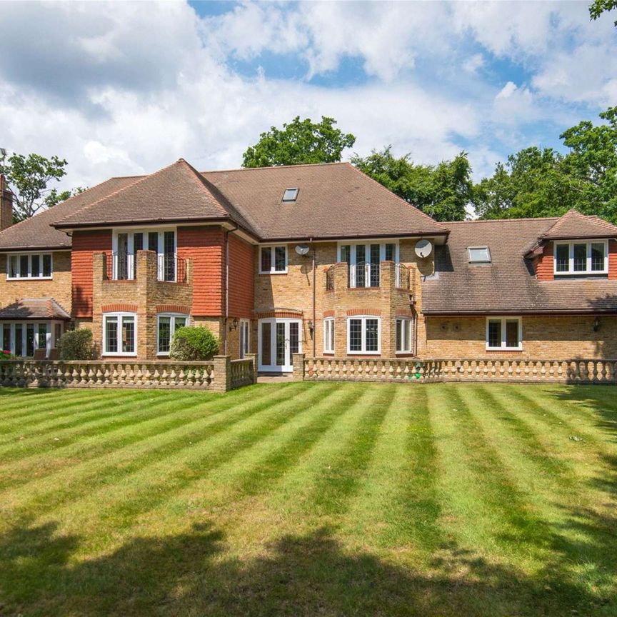 Detached gated home located in a much sought after private road. Refurbished to a high standard and specification throughout offering nearly 6000 sq.ft of accommodation on three floors - Photo 1