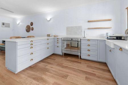 Charming 2-bedroom furnished townhouse, a leisurely stroll to the beach. - Photo 5