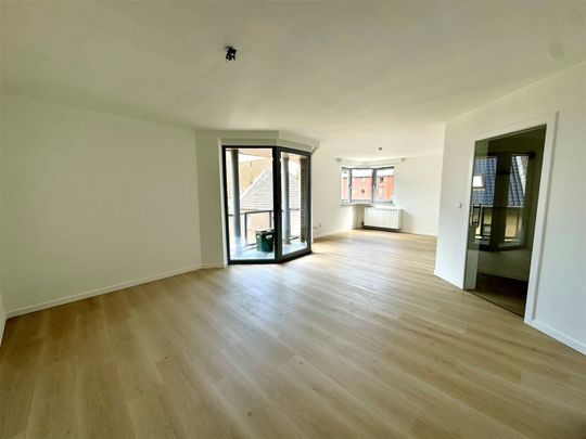 Gerenoveerd 2-slaapkamer appartement met terrasje op een toplocatie nabij de Markt van Maaseik. - Photo 1