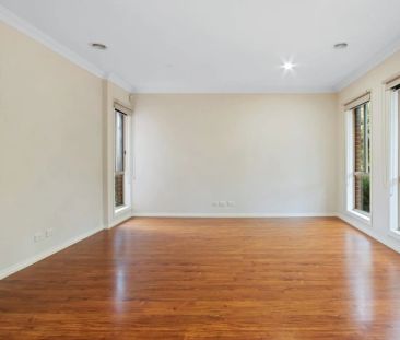 SPACIOUS TOWNHOUSE IN HEART OF EPPING - Photo 2
