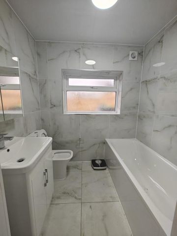 3 bedroom detached house to rent - Photo 4
