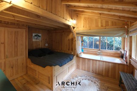 Architecture contemporaine d'inspiration régionaliste, cette maison de 130 m2 et sa dépendance s'étendent sur un terrain de 890 m2 au coeur d'un environnement calme et boisé à deux pas de la plage. - Photo 4