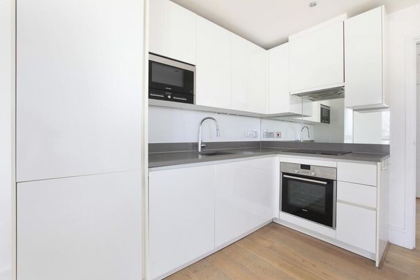 2 bedroom flat in St Luke's Avenue - Photo 1