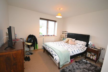 2 bed Flat for Rent - Photo 2