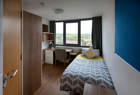 Bedsit, Anne Bryans House, NW3 - Photo 2