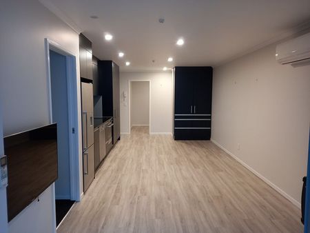 Sunny, central, secure 2-bd apt - Mt Maunganui - Photo 3