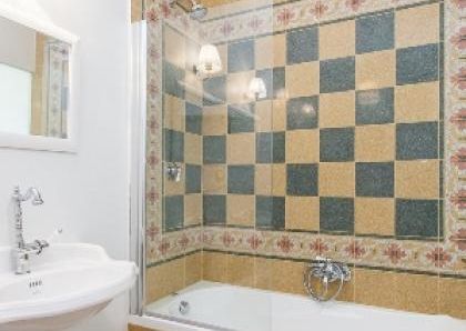 Center-Historic Jewish Quarter: Elegant apartment situated in beautiful Palazzo Nobiliare. Entrance, spacious living with original wood frescoed ceilings, large modern dining and kitchen, 4 bedrooms, 4 Baths, small terrace. #1527