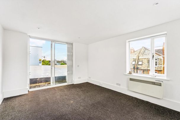 Presenting an exceptional and architecturally distinctive 3 bedroom apartment set in Burlington Lodge Studios. - Photo 1