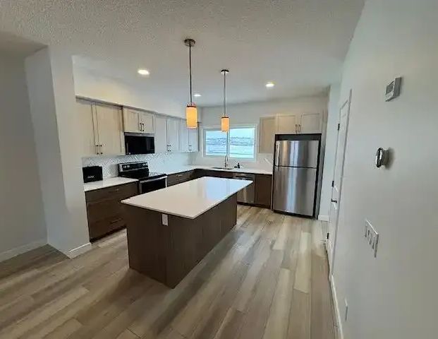 Stunning and Spacious Brand New 3-bedroom Duplex in Beautiful Wolf Willow | 586 Wolf Willow Boulevard Southeast, Calgary - Photo 1