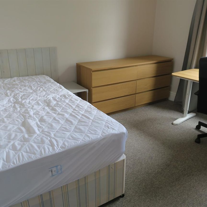 Longmead Avenue, Bristol - Photo 1