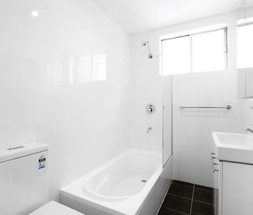 Charming One Bedroom Apartment in the Heart of Marrickville - Ideal for Professionals! - Photo 1