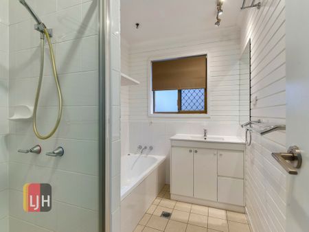 LARGE THREE LOWSET 3 BEDROOM HOME IN WHISPER QUIET PARKLAND LOCATION! - Photo 5