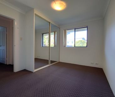 Large 4 Bedroom Townhouse - Photo 4