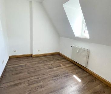 Frisch saniert! 2-Raum-Dachgeschosswohnung im Auer Zentrum - Photo 3