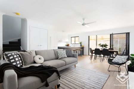 Beautiful 4 Bedroom Townhouse - Photo 2