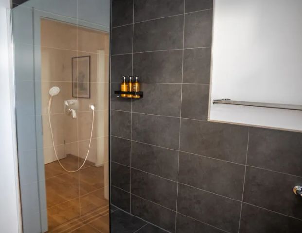 Moderne Erdgeschosswohnung mit Sauna & Garten - Photo 1