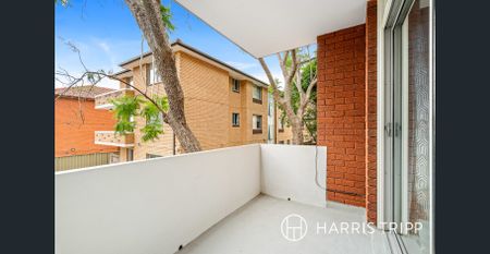 Oversized Three Bedroom Residence In A Tree Lined Street - Photo 5