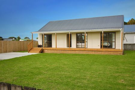 Newly renovated, warm, immaculate 3-bedroom home - Photo 3