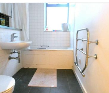 1 Bed Flat, Centreway Apartments, IG1 - Photo 4