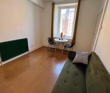 1 Bed Flat, Albion Road, EH7 - Photo 2