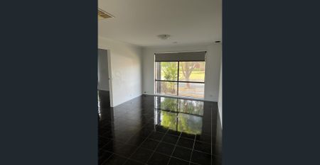 SPACIOUS 3 BEDROOM HOME IN A CENTRAL LOCATION IN NARRE WARREN SOUTH! - Photo 2