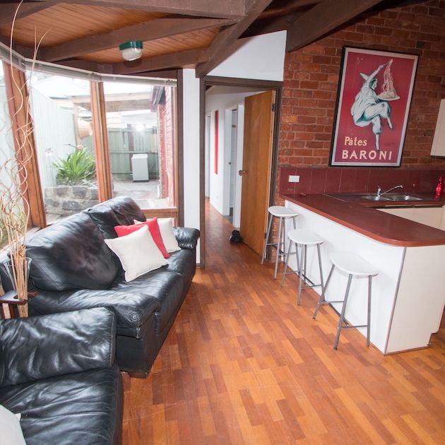 UNIQUE GARDEN OASIS SIX BEDROOM HOUSE - Photo 1