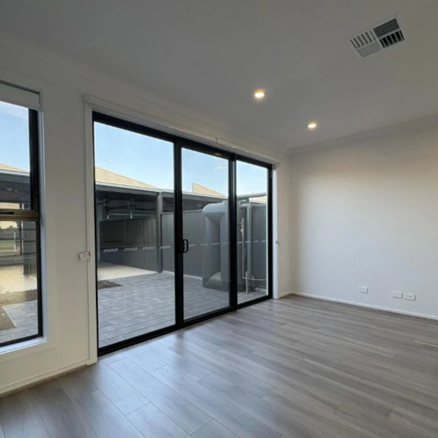 Light-Filled & Contemporary Home in Vibrant Riverlea Community - Photo 1