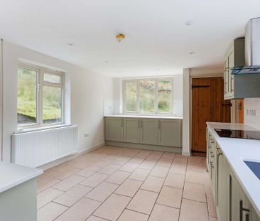 An idyllic newly refurbished three-bedroom cottage located within t... - Photo 3