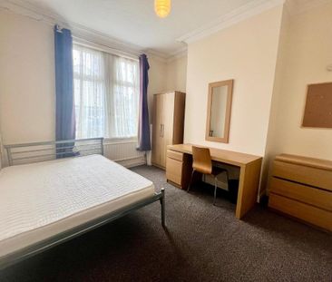 4 bedroom terraced house to rent - Photo 3