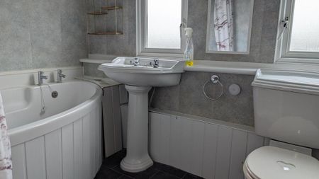 3 bedroom semi-detached house to rent - Photo 2