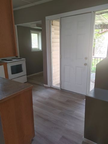 1167 ROBINSON 3 BEDROOM HOUSE WITH GARAGE - Photo 5