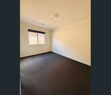 FAMILY HOUSE IN THE PRIME LOCATION OF TARNEIT / WALKING DISTANCE TO... - Photo 1