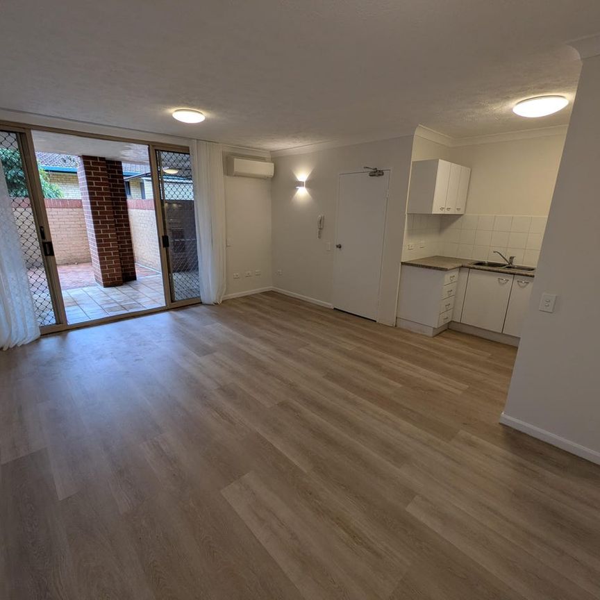 Refreshed, oversized one bedroom apartment - Photo 1