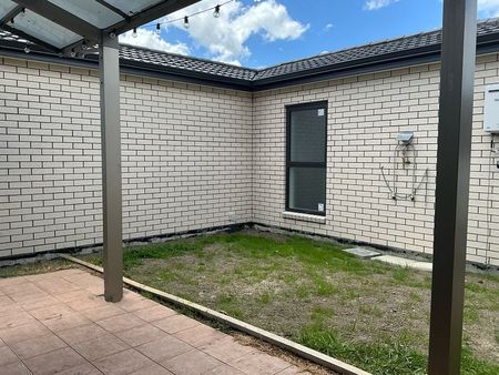 Modern 2BR Home in Ranui - AC & Courtyard - Photo 3