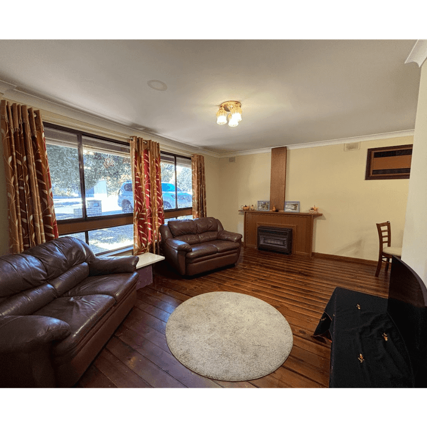 Fully Furnished 3-Bedroom 1-Bathroom Home for Rent in Campbelltown - Photo 1