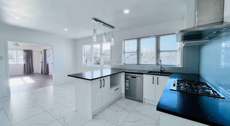 Large family home with 4 heatpumps in Mt Welli... - Photo 3