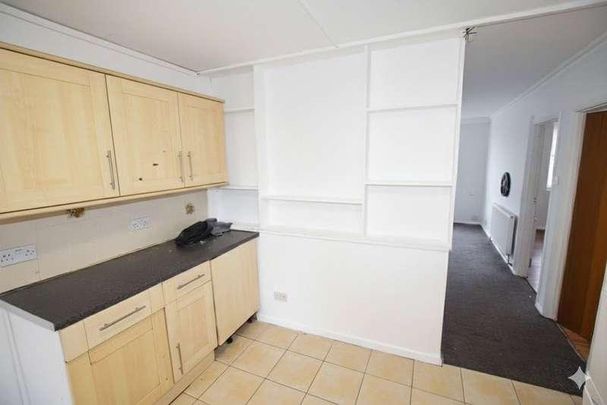 Pettits Lane North, Romford, RM1 - Photo 1