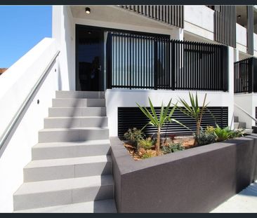 Luxurious One-Bedroom Apartment with Private Entrance - Photo 2