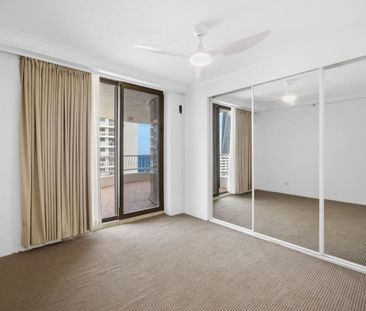 Spacious 2-bedroom meters from beach - Photo 3