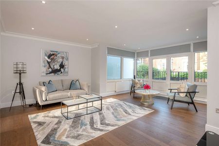 A beautifully refurbished and generously proportioned four-bedroom family home, ideally situated in this sought-after location. - Photo 3