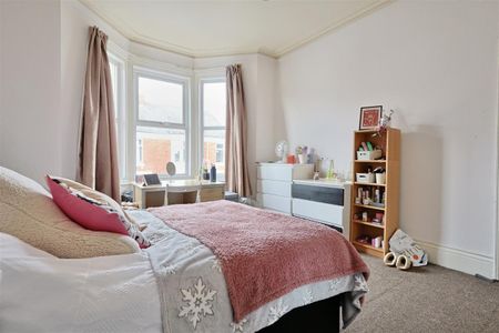 3 bedroom Student Flat to rent in Hazelwood Avenue, West Jesmond, Newcastle Upon Tyne, NE2 - Photo 5