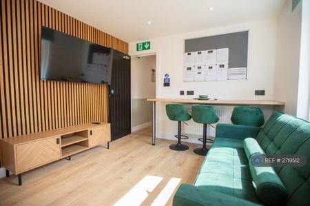 1 bedroom in a house share to rent - Photo 2