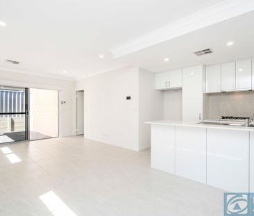 Modern & Bright Villa In Prime Location - Photo 2